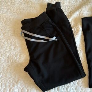 Figs scrubs XS slim Catarina top with small joggers color black USED